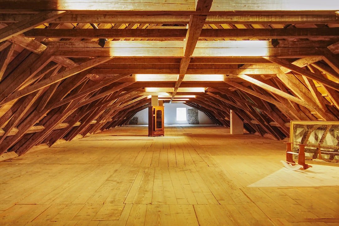 isolation de combles : améliorez le confort thermique de votre habitation et réduisez vos factures d'énergie grâce à une isolation efficace de votre grenier.