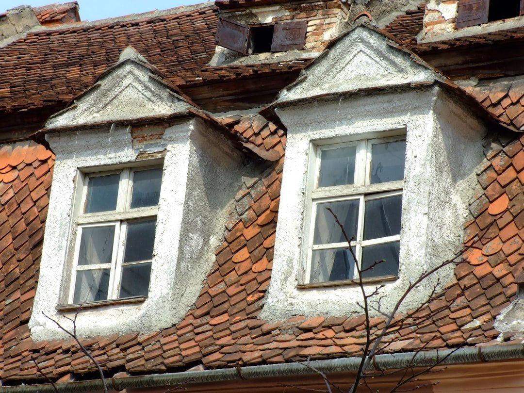 découvrez les coûts d'isolation et d'aménagement des combles pour optimiser le confort et la performance énergétique de votre maison.