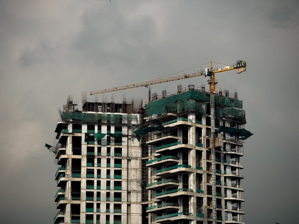 découvrez les risques et conséquences de construire sans permis, ainsi que les démarches à suivre pour régulariser votre situation en toute légalité.
