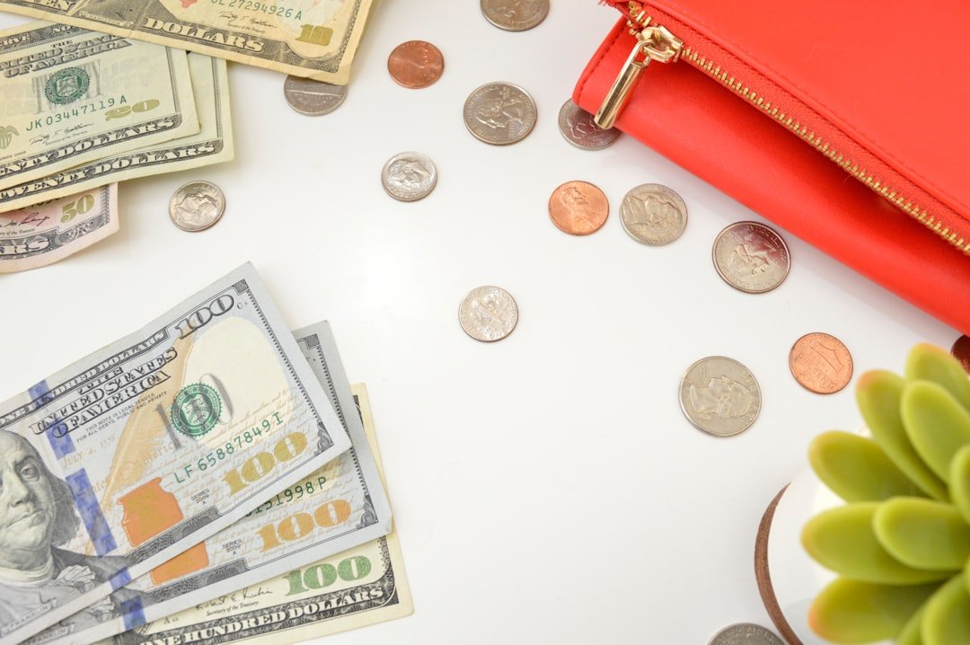 découvrez comment convertir facilement votre salaire entre différentes monnaies et comprenez les facteurs influençant le taux de conversion pour une gestion optimale de vos revenus.