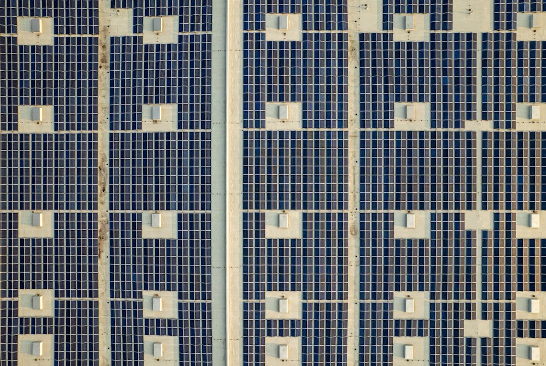 découvrez la densité de puissance des panneaux solaires, un facteur clé pour optimiser la production d'énergie et maximiser l'efficacité des installations photovoltaïques.