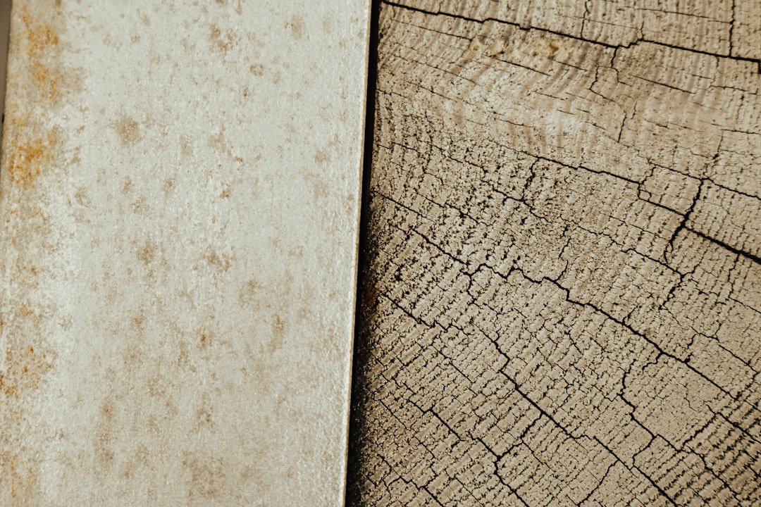 traitement anti-dégradation du bois pour protéger et prolonger la durée de vie de vos structures en bois contre l'humidité, les champignons et les insectes.