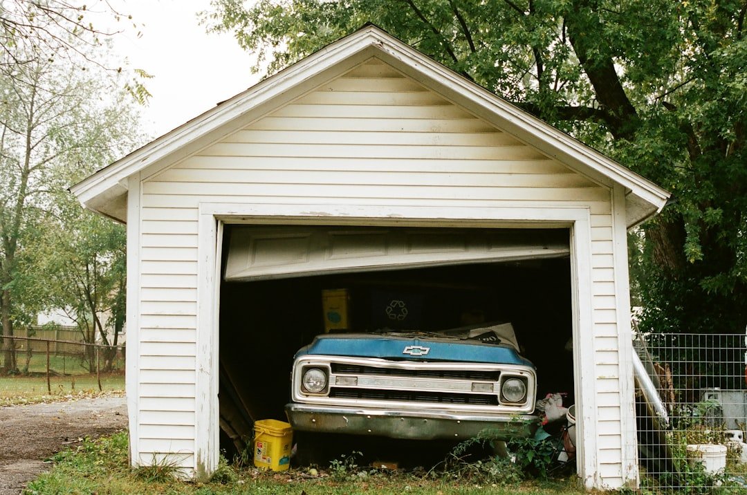 découvrez les prix des kits de garage en métal, alliant durabilité et praticité pour votre espace de rangement. comparez les offres et trouvez le kit adapté à vos besoins et budget.
