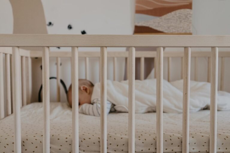 découvrez notre lit bébé convertible, conçu pour évoluer avec votre enfant, alliant confort, sécurité et design moderne.