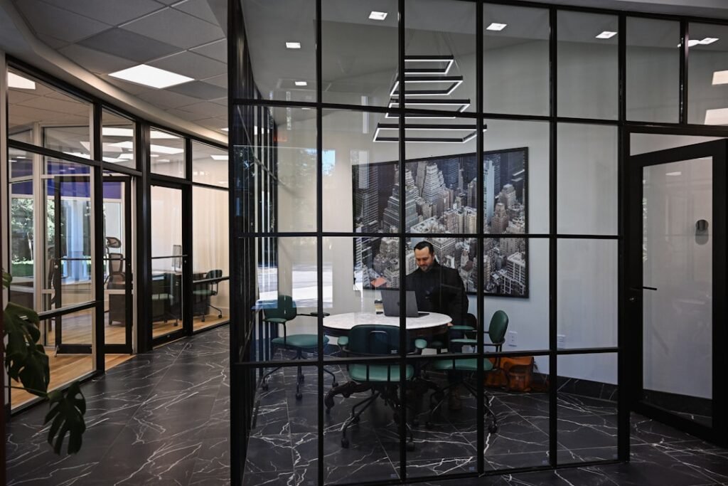 cloisons en verre intérieures sur mesure pour une séparation élégante et personnalisée de vos espaces.