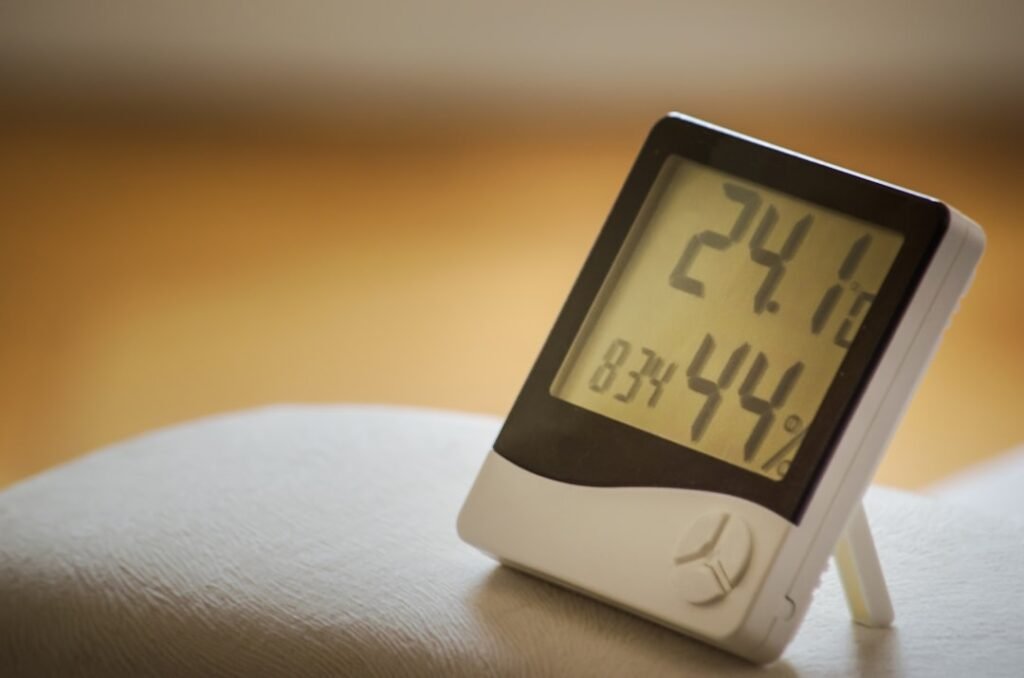 découvrez tout ce qu'il faut savoir sur l'humidité : définition, causes, effets sur la santé et conseils pour la réguler chez vous.